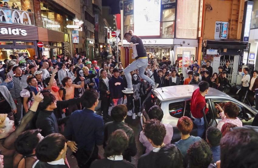 渋谷ハロウィン、軽トラ横転