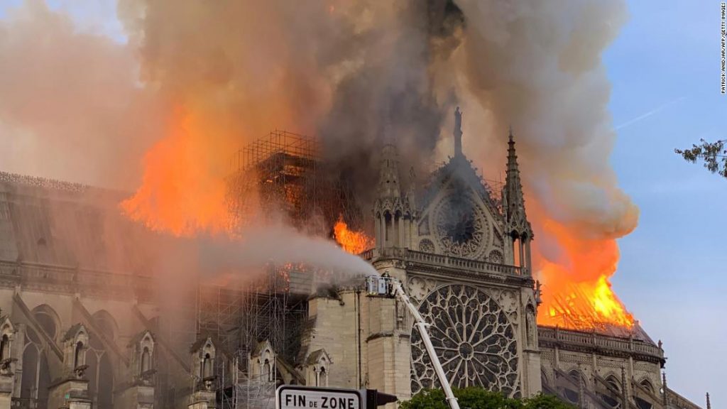 ノートルダム大聖堂で火災