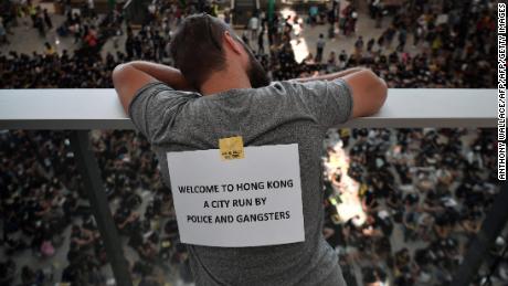 香港国際空港でのデモ活動激化、きょう全便欠航へ