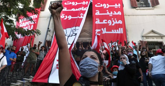 レバノン爆発に怒り、数千人の反政府デモ