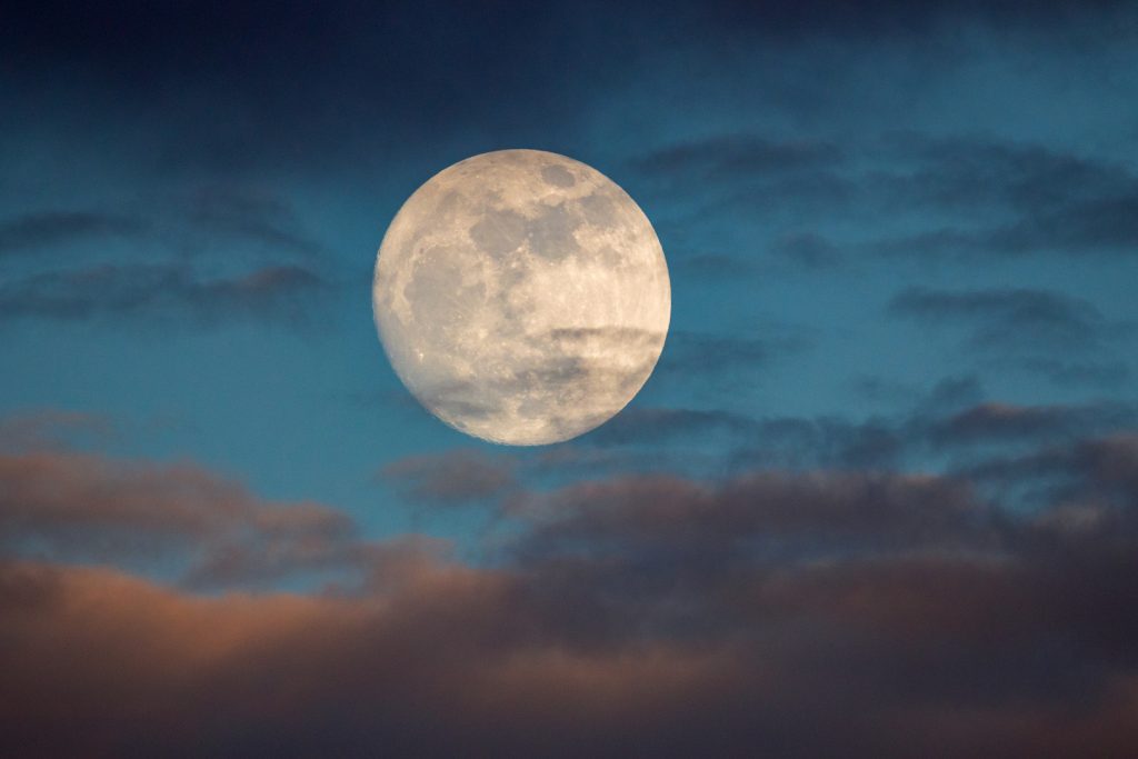 月の満ち欠けが人の睡眠に影響を及ぼしているかもしれない