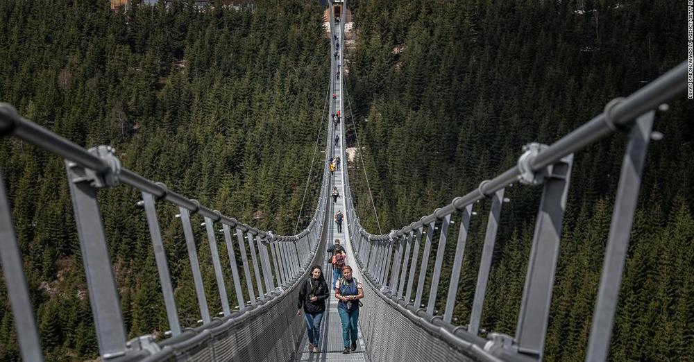 世界最長の吊り歩道橋がチェコに開通