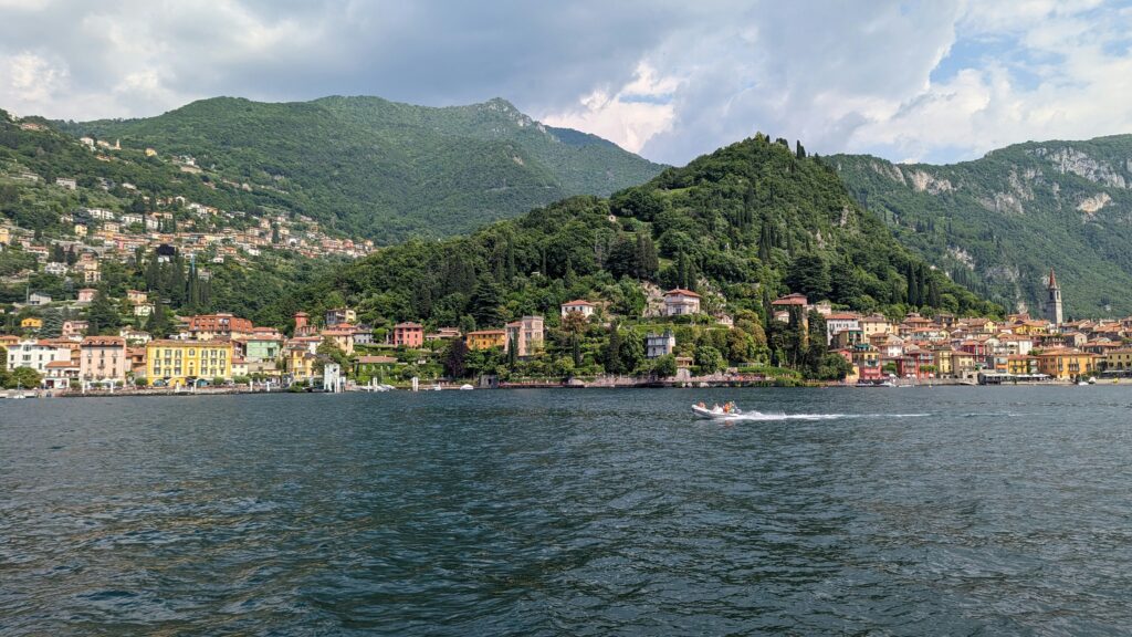 Cans of “fresh air” from Lake Como on sale